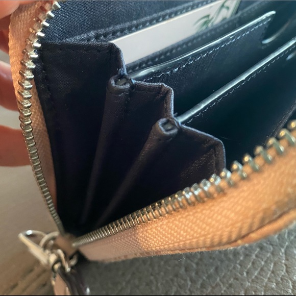 Tommy Hilfiger wristlet - Picture 4 of 7